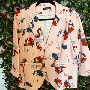 Benito’s Women's Floral Blazer size XL
PTP 21
Length 25